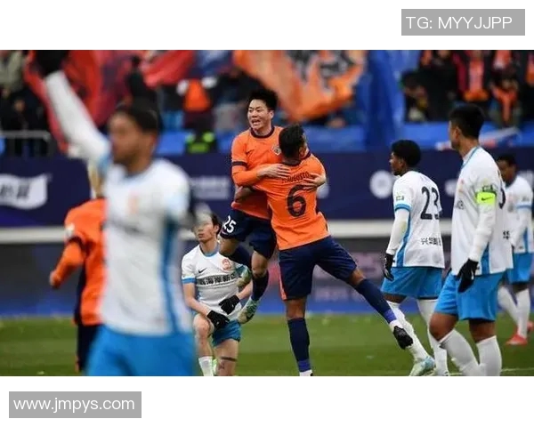 聚力恒大与申花激战正酣谁能在这场对决中笑到最后