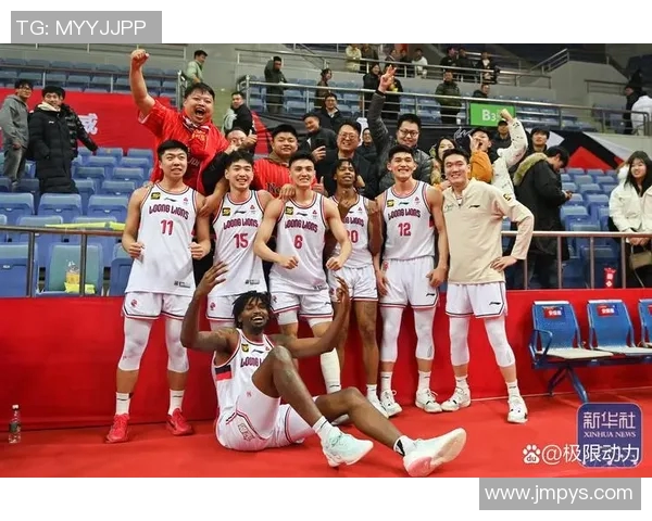 成都篮球队与广州队的激烈对决展现了篮球魅力与团队精神的完美结合