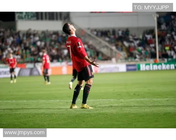 奥莫尼与埃因霍的精彩对决揭示足球战术与团队合作的重要性