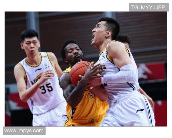 琉球足球队迎战草津队激烈对决引发球迷热情期待