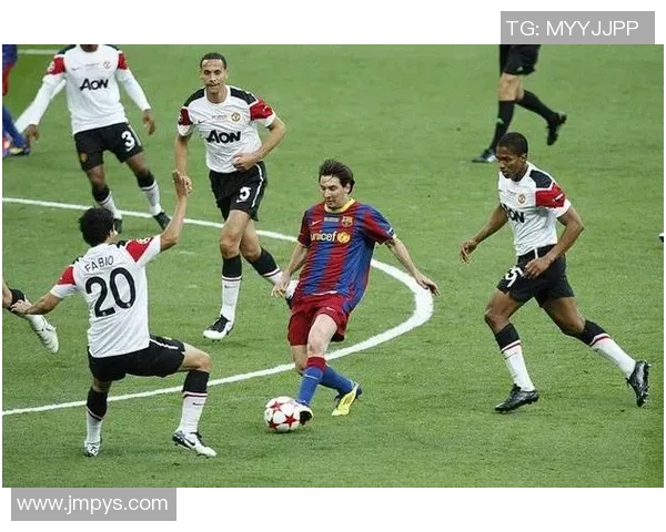 莱万状态火热欧冠赛场10场狂轰12球稳居射手榜首位